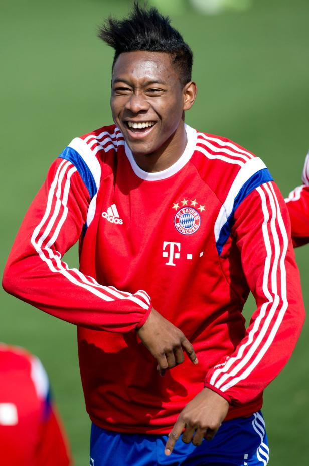 David Alaba im Trikot des FC Bayern München lacht.