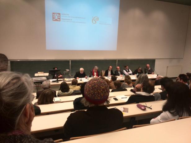 Zuschauer sitzen in einem Hörsaal während einer Präsentation des Instituts für Sozialanthropologie.