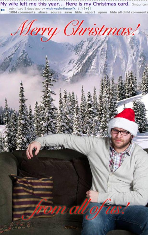 Ein Mann mit Weihnachtsmütze sitzt vor einer Bergkulisse auf einem Sofa.