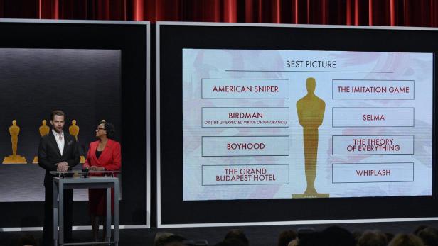 Chris Pine und Cheryl Boone Isaacs bei der Oscar-Verleihung, im Hintergrund die Nominierten für den besten Film.