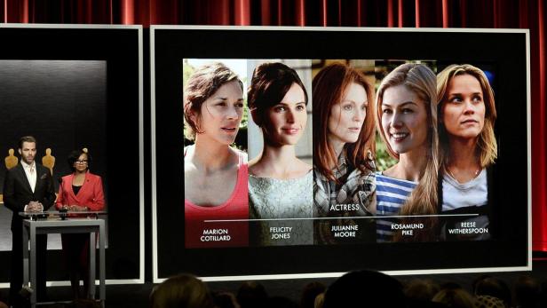 Chris Pine und eine Frau präsentieren die Nominierten als beste Hauptdarstellerin: Marion Cotillard, Felicity Jones, Julianne Moore, Rosamund Pike und Reese Witherspoon.