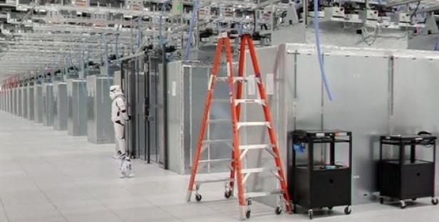 Ein Stormtrooper steht in einem Rechenzentrum neben einer orangefarbenen Leiter.