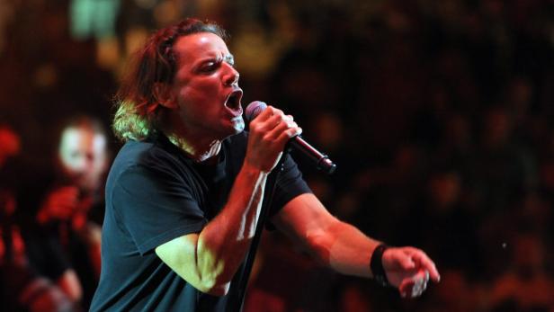 Eddie Vedder von Pearl Jam singt während eines Konzerts ins Mikrofon.