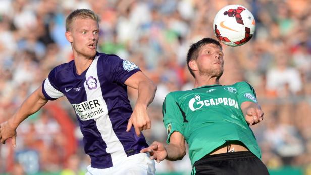 Klaas-Jan Huntelaar (re.) erzielte die Schalker Führung. Zwei Fußballspieler kämpfen um einen Ball während eines Spiels.
