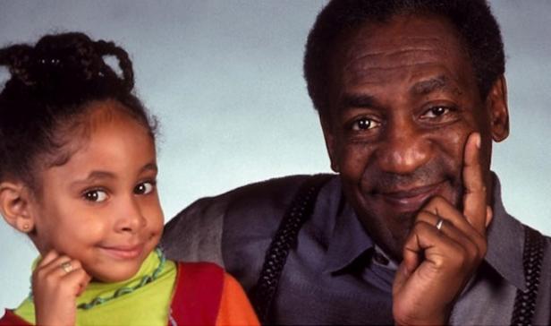 Raven-Symoné und Bill Cosby lächeln in die Kamera.