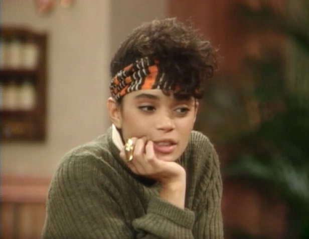 Lisa Bonet als Denise Huxtable in „The Cosby Show“ mit einem Stirnband und einem grünen Pullover.