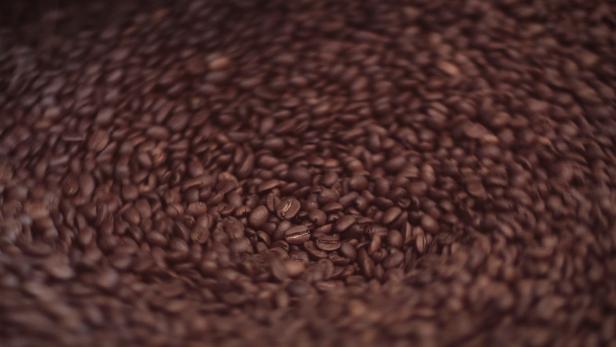 Geröstete Kaffeebohnen in einer großen Menge.