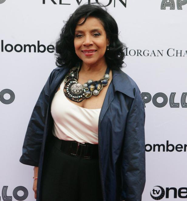 Phylicia Rashad mit einer auffälligen Halskette auf dem roten Teppich.
