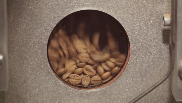 Kaffeebohnen werden in einer Röstmaschine geröstet.