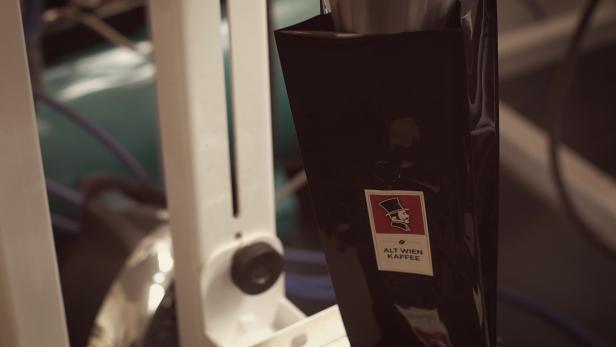 Eine Packung „Alt Wien Kaffee“ in einer Kaffeerösterei.