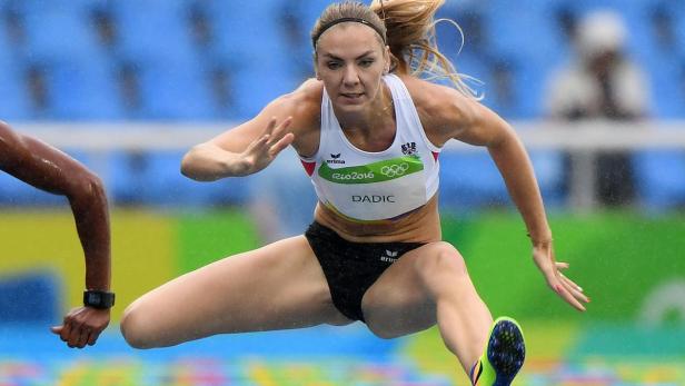 Ivona Dadic springt bei einem Leichtathletik-Wettkampf über eine Hürde.