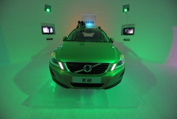 Ein grüner Volvo XC60 steht auf einer Bühne mit grüner Beleuchtung.