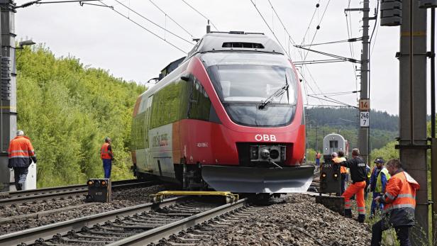 OÖ: Westbahnstrecke nach Zugsentgleisung unterbrochen