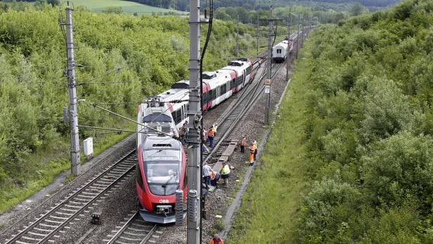 OÖ: Westbahnstrecke nach Zugsentgleisung unterbrochen