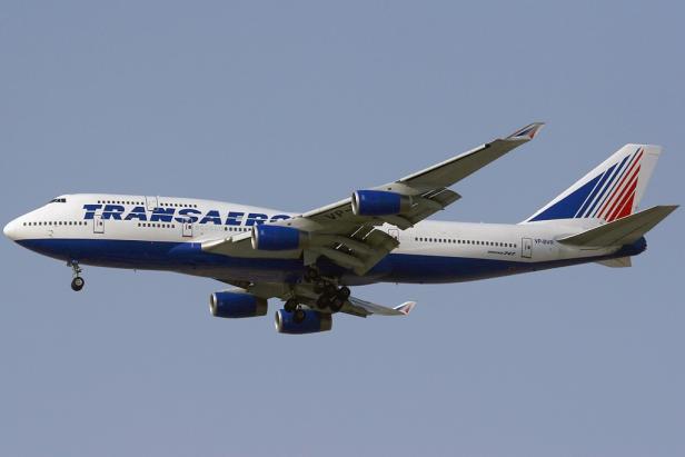 Eine Boeing 747 der Transaero im Landeanflug.