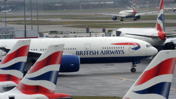 Mehrere Flugzeuge der British Airways auf einem Flughafen.
