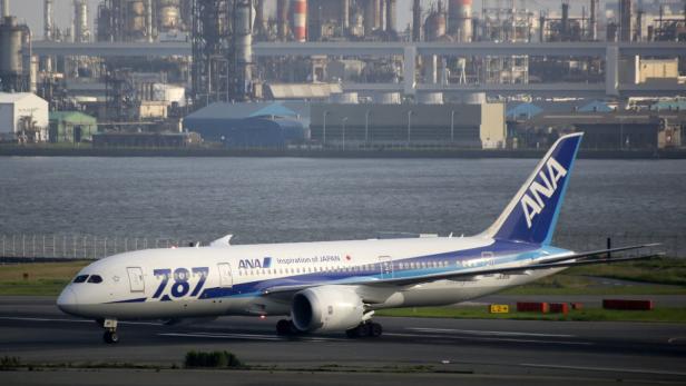 Eine ANA Boeing 787 Dreamliner rollt auf einer Startbahn.