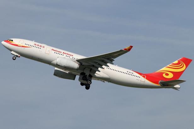 Ein Flugzeug der Hainan Airlines startet vor blauem Himmel.