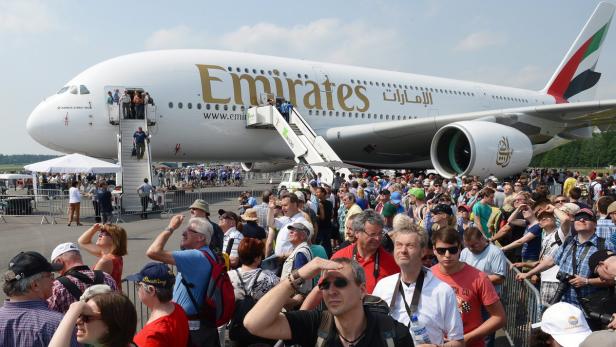 Eine Menschenmenge steht vor einem Emirates Airbus A380.