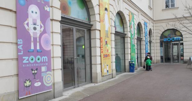 Das ZOOM Kindermuseum in Wien mit bunten Werbebannern vor dem Eingang.