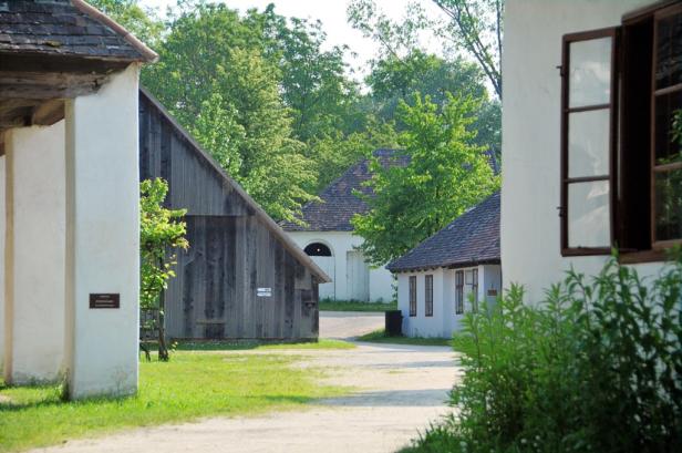 Ein Blick auf traditionelle Gebäude in einer ländlichen Umgebung.