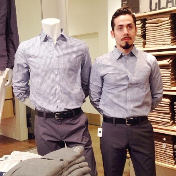 Ein Mann steht neben einer Schaufensterpuppe, beide tragen ein ähnliches Outfit.