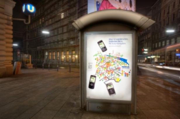 Eine Nokia-Werbung an einer Bushaltestelle zeigt eine Karte und Handys.
