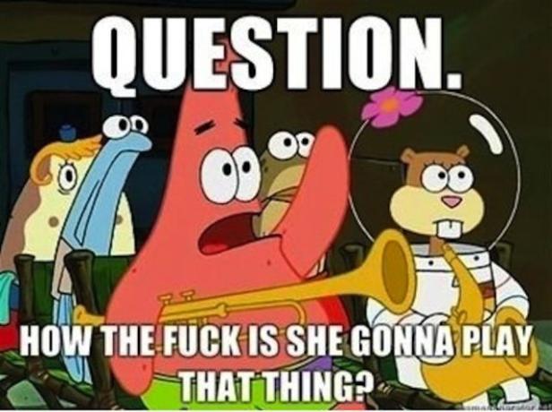 Patrick und andere Charaktere aus „SpongeBob Schwammkopf“ schauen Sandy an, die ein Saxophon hält.