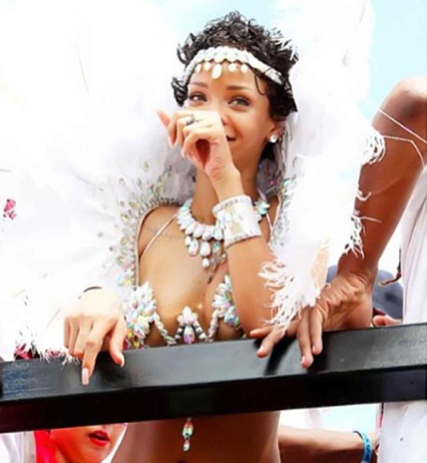 Rihanna feiert Karneval in einem aufwendigen, weißen Federkostüm.