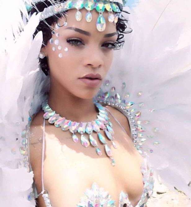 Rihanna in einem weißen, mit Schmucksteinen besetzten Karnevalskostüm.