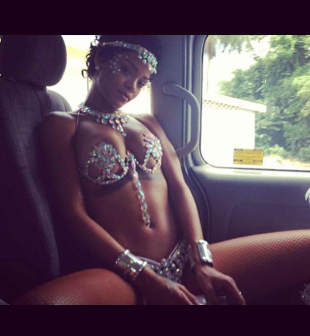 Rihanna posiert in einem mit Strasssteinen besetzten Karnevalskostüm in einem Auto.