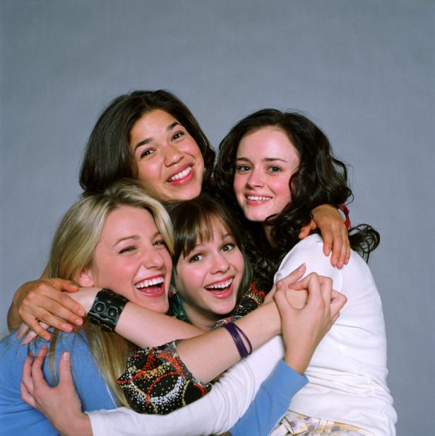 Die Schauspielerinnen America Ferrera, Alexis Bledel, Blake Lively und Amber Tamblyn umarmen sich und lachen.
