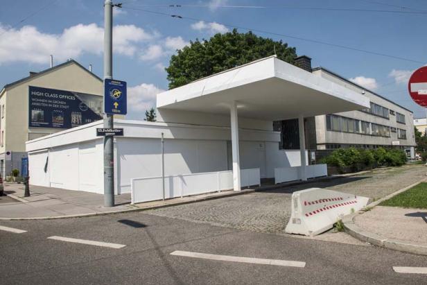 Bunter Abschied für eine Tankstelle