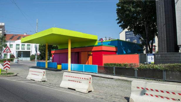 Bunter Abschied für eine Tankstelle