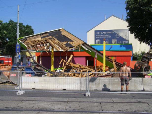 Bunter Abschied für eine Tankstelle