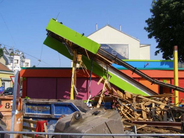 Bunter Abschied für eine Tankstelle