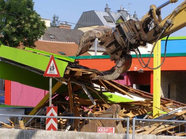 Bunter Abschied für eine Tankstelle