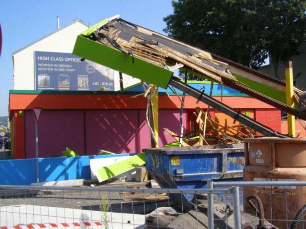 Bunter Abschied für eine Tankstelle