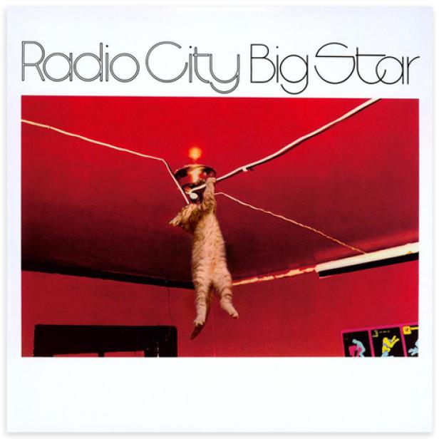 Das Albumcover von „Radio City“ von Big Star zeigt eine Katze, die an einer Lampe hängt.