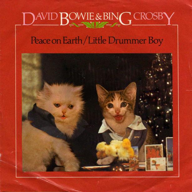 Cover der Single „Peace on Earth/Little Drummer Boy“ mit zwei als David Bowie und Bing Crosby verkleideten Katzen.