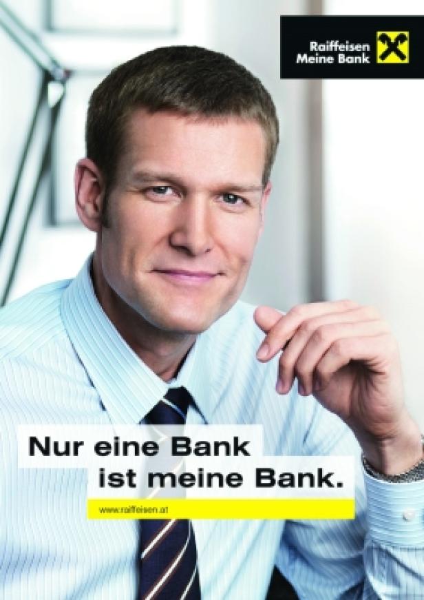 Soziale Verantwortung/Raiffeisen Ein Mann im Hemd und Krawatte lächelt in die Kamera; Werbung für Raiffeisen Meine Bank.