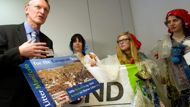 Aktivisten demonstrieren mit Plakaten gegen die Verschmutzung der Meere.