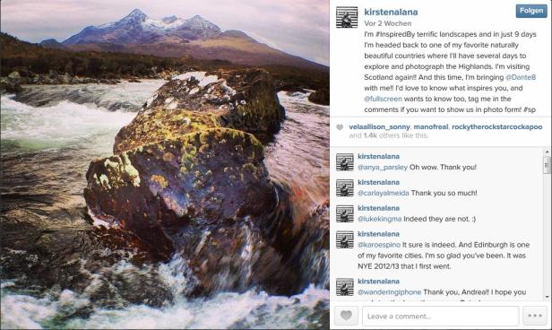 Eine Flusslandschaft in den schottischen Highlands mit Bergen im Hintergrund.