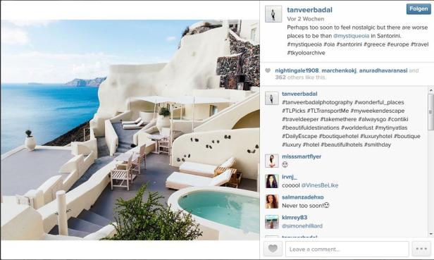 Ein luxuriöses Hotel mit Pool auf Santorin, Griechenland.