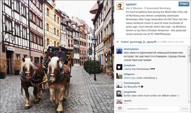 Eine Pferdekutsche fährt durch eine Gasse in der Altstadt von Nürnberg.