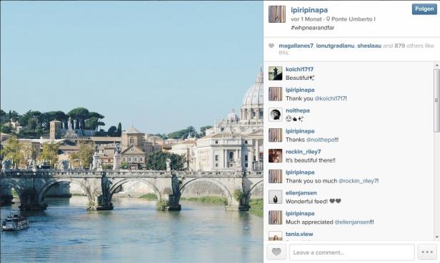 Blick über den Tiber auf die Engelsbrücke und den Petersdom in Rom.