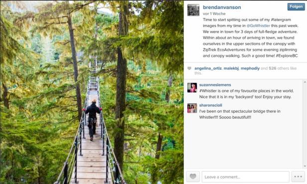 Eine Person überquert eine Hängebrücke inmitten eines dichten Waldes in Whistler, British Columbia.