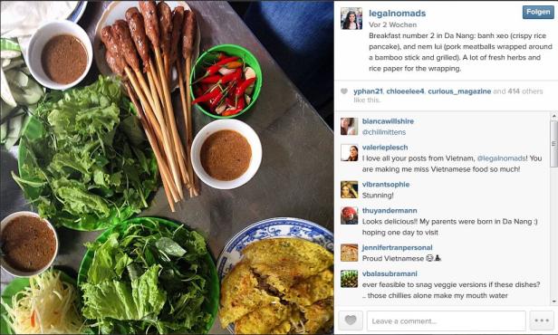 Vietnamesisches Essen, darunter Banh Xeo, Nem Lui, frische Kräuter und Reispapier.