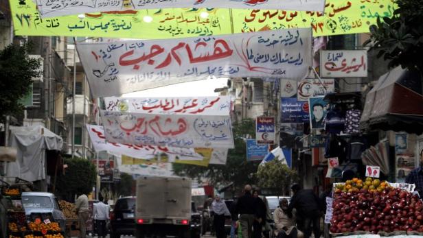 Ein ungewohntes Bild: Ägypter stellen sich bei einem Wahllokal an. Ein ungewohntes Bild: Ägypter stellen sich bei einem Wahllokal an.