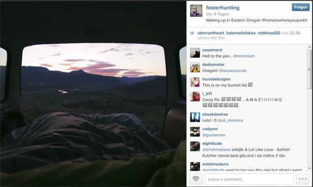 Blick aus dem Inneren eines Autos auf eine Landschaft in Oregon bei Sonnenuntergang.